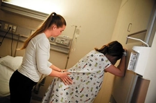 Kadınlarda Gaz Sancısı Belirtileri ve Tedavisi